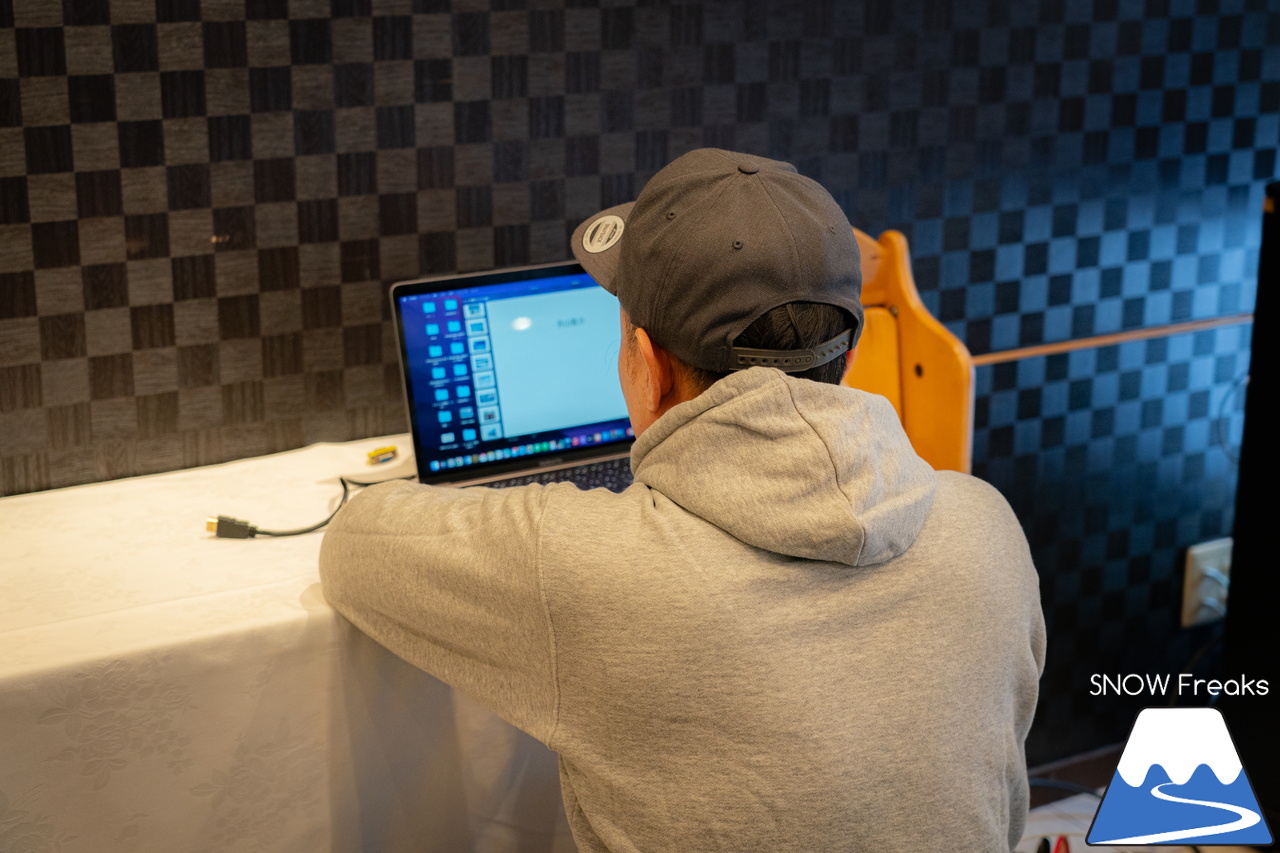 井山敬介さんと秋元日菜子さんのコンビは今年も健在！さらに、サプライズゲストも登場？！憧れのスキーヤーと一緒に雪と戯れ、『いちえ』の美味しいランチをいただく…。夢のようなイベント。めもるホールディングス presents プロスキーヤー・井山敬介さんと行く｜ダイナスティスキーリゾート